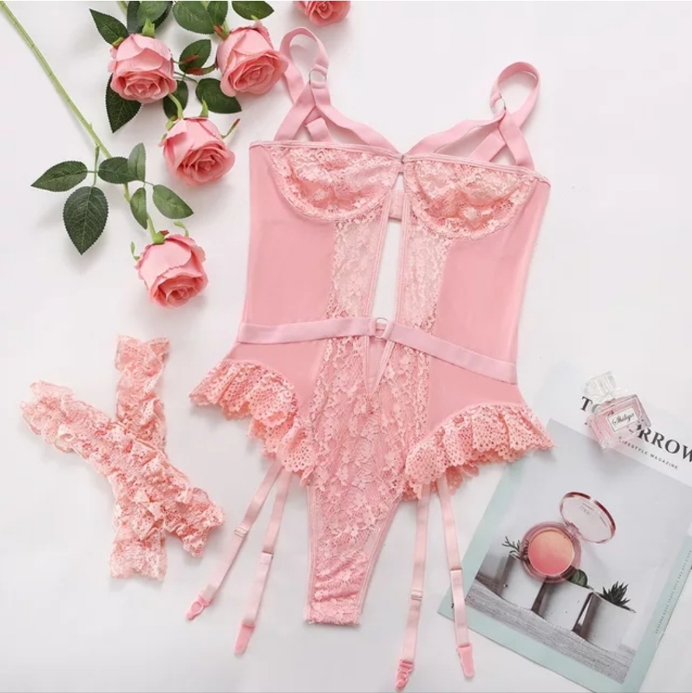 Lingerie - Picture 2 of 3